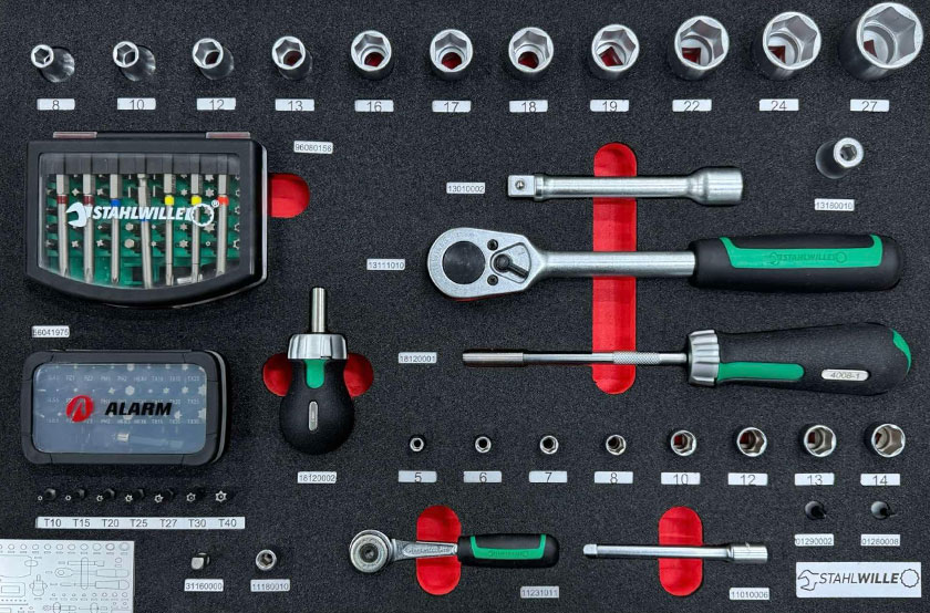 STAHLWILLE Tool Control System mit exakt angeordnetem Steckschlüssel- und Bit-Sortiment in schwarzer Schaumstoffeinlage – inklusive Knarre, Schraubendreher und ALARM Bitbox.