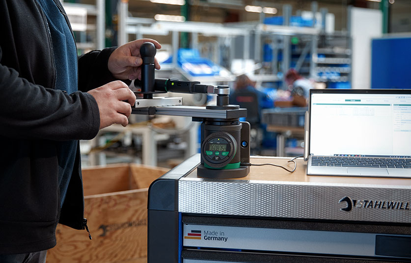 Torque wrench testing using a SmartCheck Angle device for testing the angle of rotation