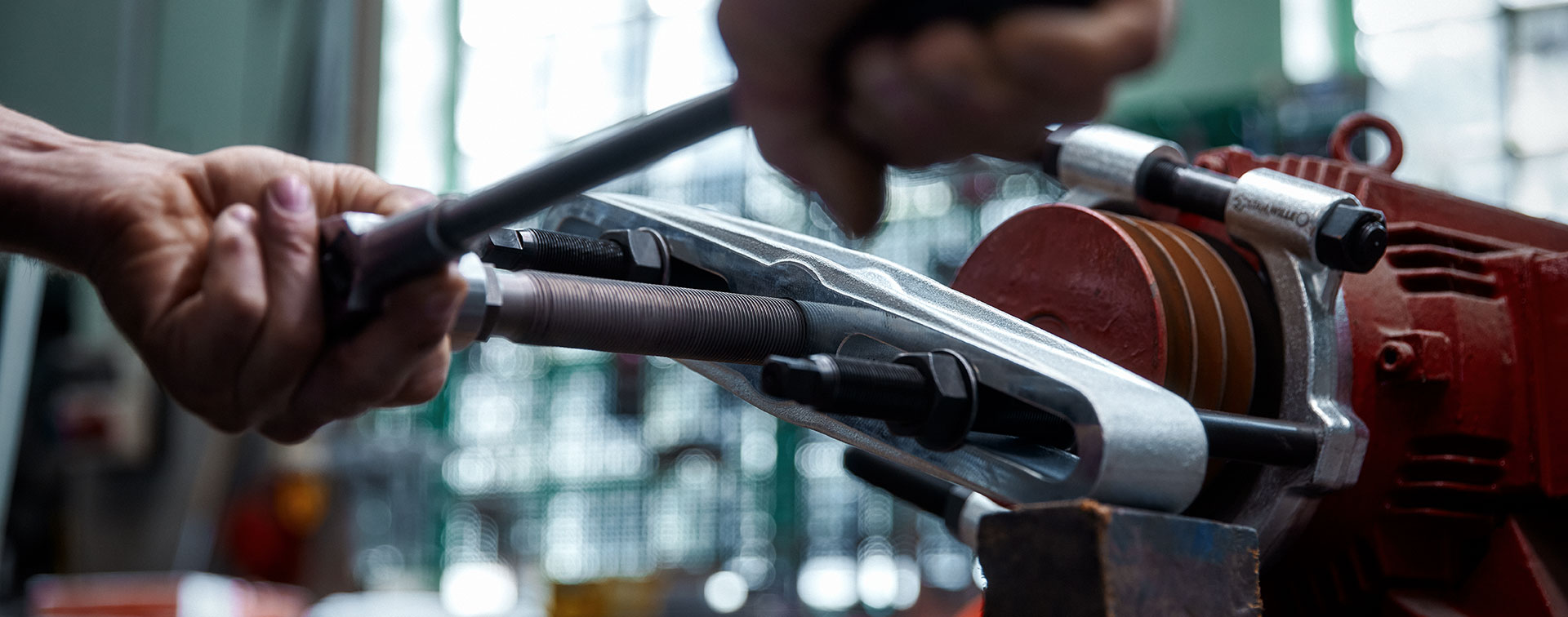 STAHLWILLE separation assembly in use – tool securely separates a bearing from a shaft in the workshop.