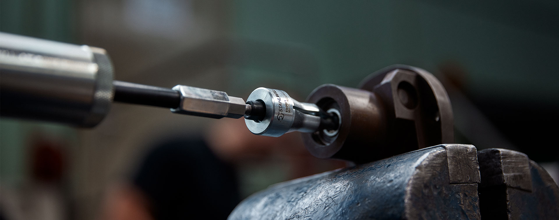 STAHLWILLE internal puller in action – precision workshop tool for extracting a component from a housing.
