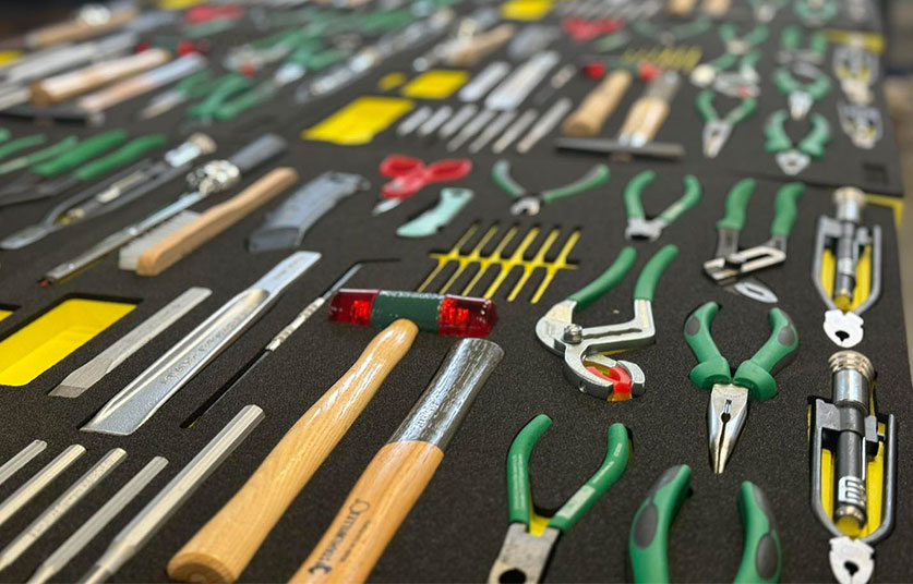 Sortiment hochwertiger Handwerkzeuge von STAHLWILLE in passgenauer Schaumstoffeinlage – inklusive Zangen, Hammer, Feilen, Schraubendreher und Spezialwerkzeuge für professionelle Anwendungen.