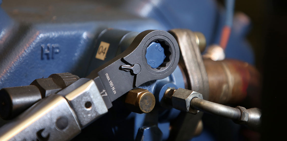 STAHLWILLE insert ratchet ring adaptor in use on a  machine – precise work with up to 160 Nm torque in confined machine spaces.