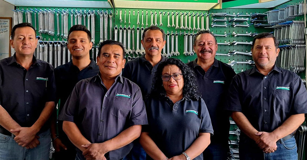 Personal de contacto de STAHLWILLE sonriendo a la cámara