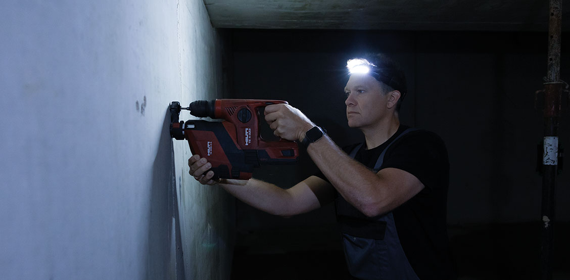 Ein Arbeitsstrahler steht auf einer Werkbank