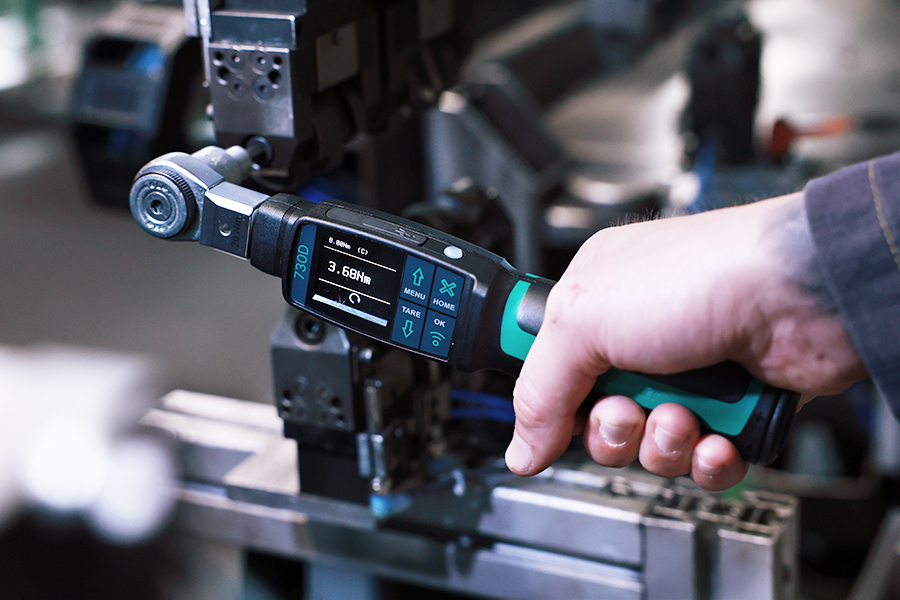 STAHLWILLE MANOSKOP® 730D eClick bei der präzisen Drehmomentmessung in einer industriellen Fertigungsumgebung
