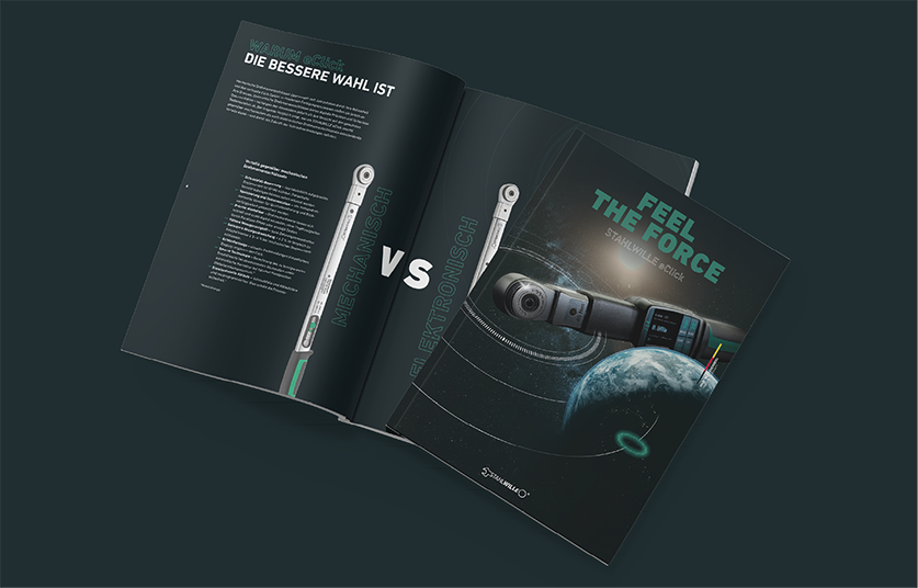 Aufgeschlagene STAHLWILLE eClick Broschüre mit Vergleich mechanisch vs. elektronisch und Titel „Feel the Force“