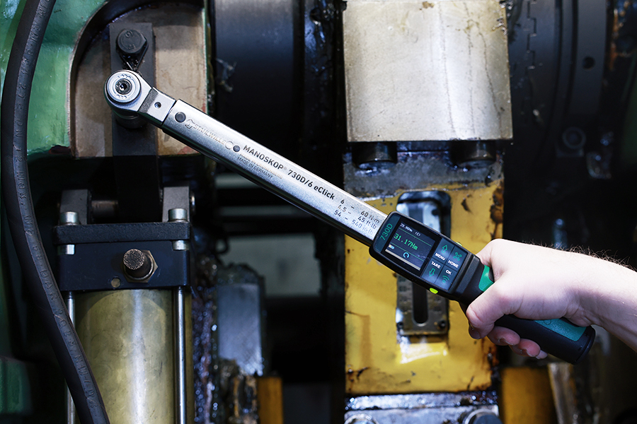 STAHLWILLE MANOSKOP® 730D eClick mit digitaler Drehmomentanzeige im Einsatz an einer Industrieanlage 